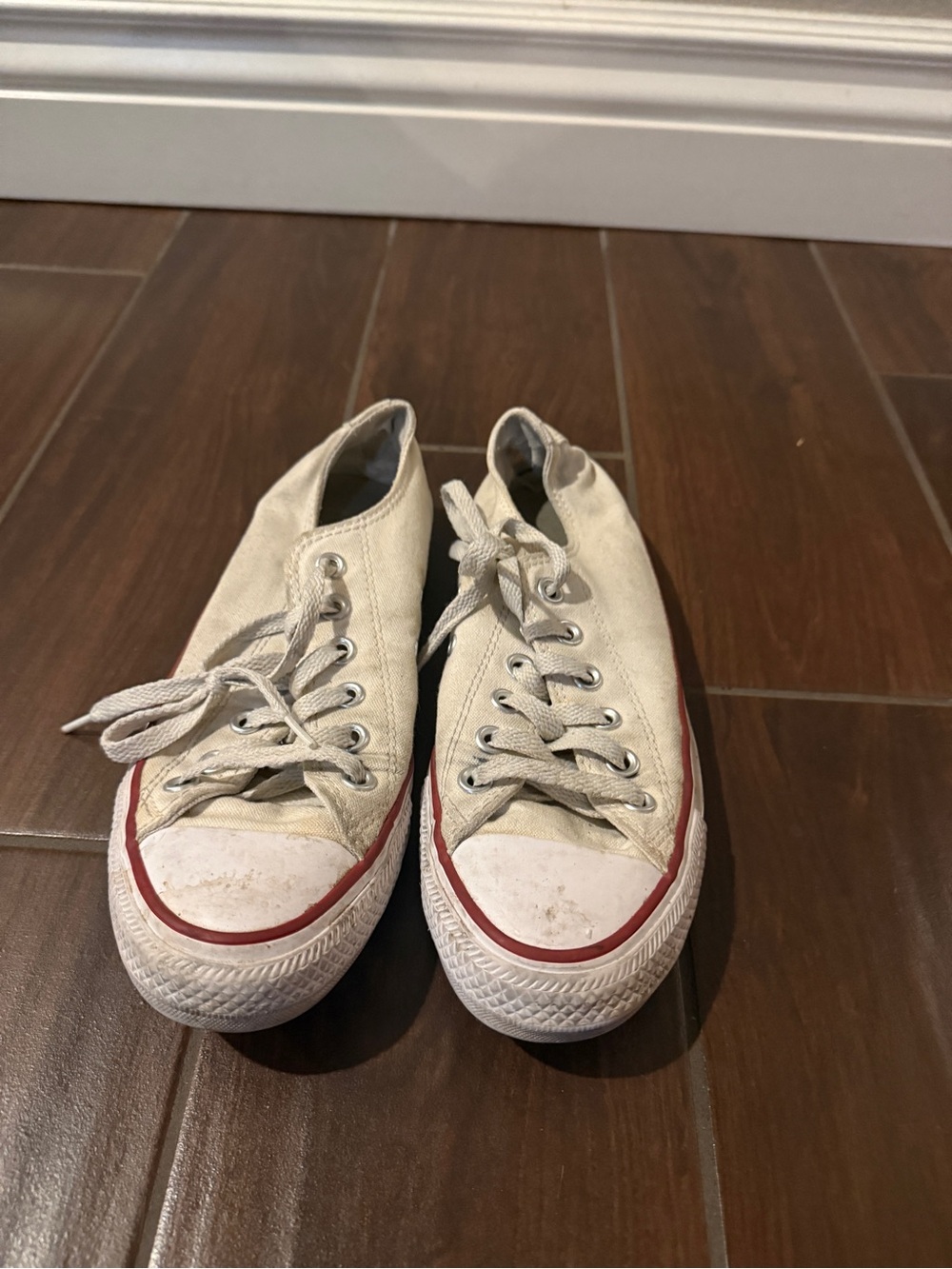 Converse Kids Low-Top Sneakers in Off-White with Red Accent